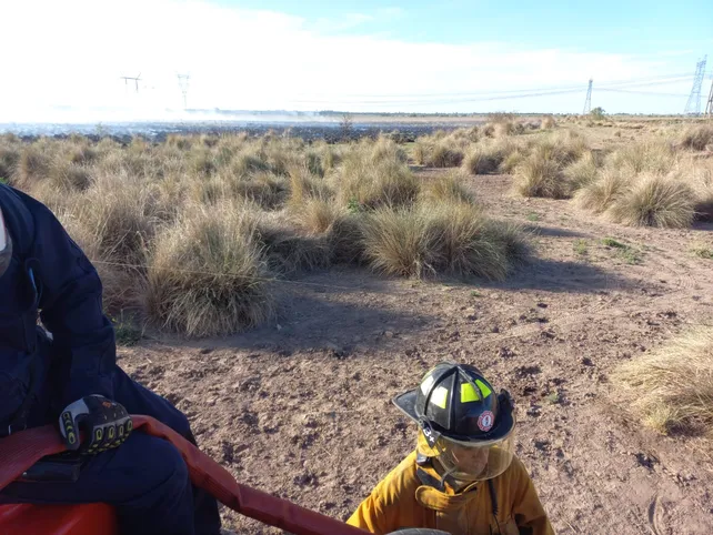 Funes: bomberos voluntarios debieron luchar arduamente para extinguir incendio